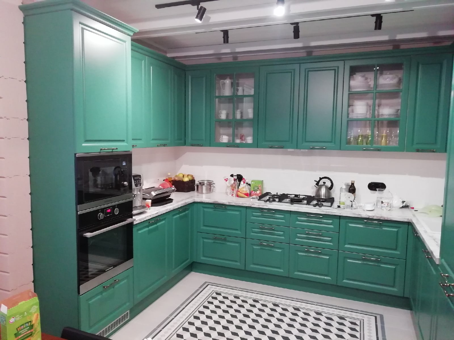 кухня в мятном цвете, интерьер кухни, бирюзовая кухня в классическом стиле, кухня, кухня изумрудная