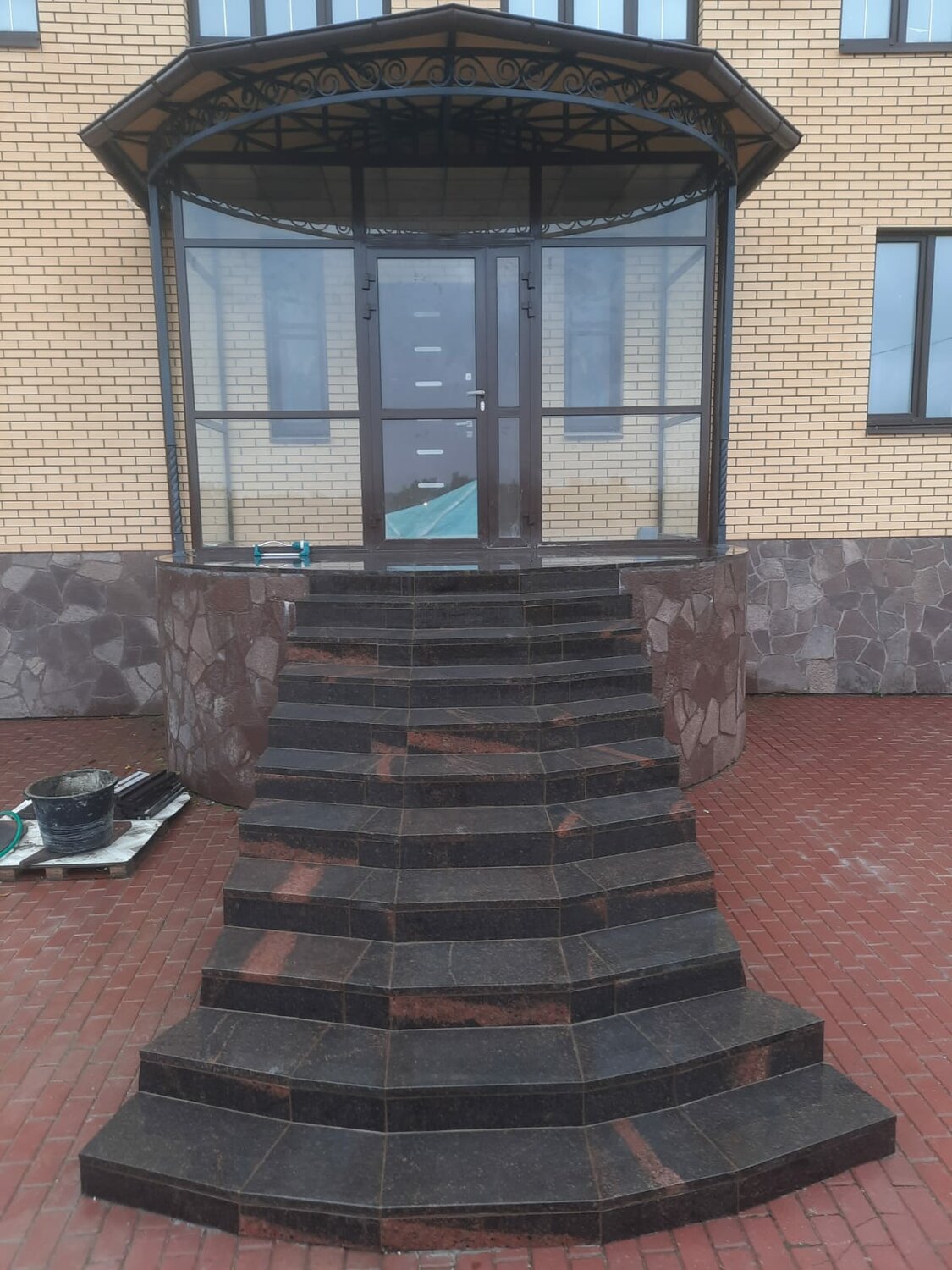 гранитные ступени для крыльца, гранитные ступени, гранит тан браун крыльцо, ступени крыльца, ступени из гранита