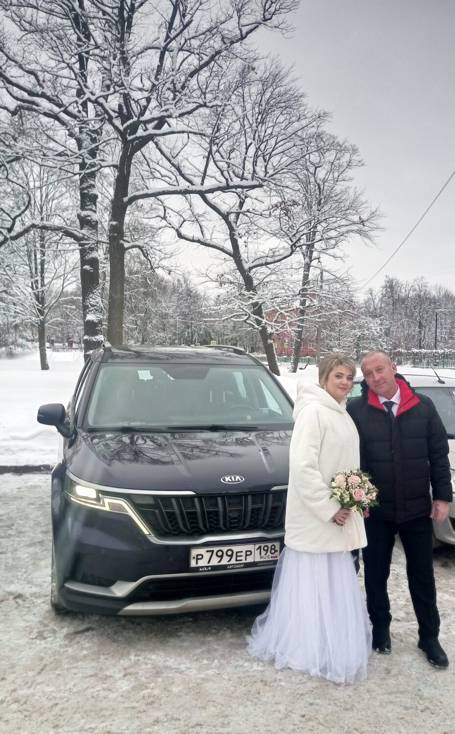 kia motors, kia carnival, автомобиль киа, мужчина, авто киа
