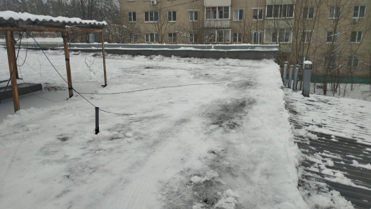 снег с крыши, снег, уборка снега с плоской кровли, снежный навес на плоской крыше, снегопад