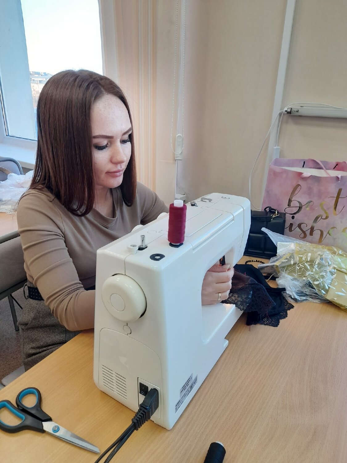 шитье, курсы шитья, шитье одежды, девушка, курсы кройки и шитья