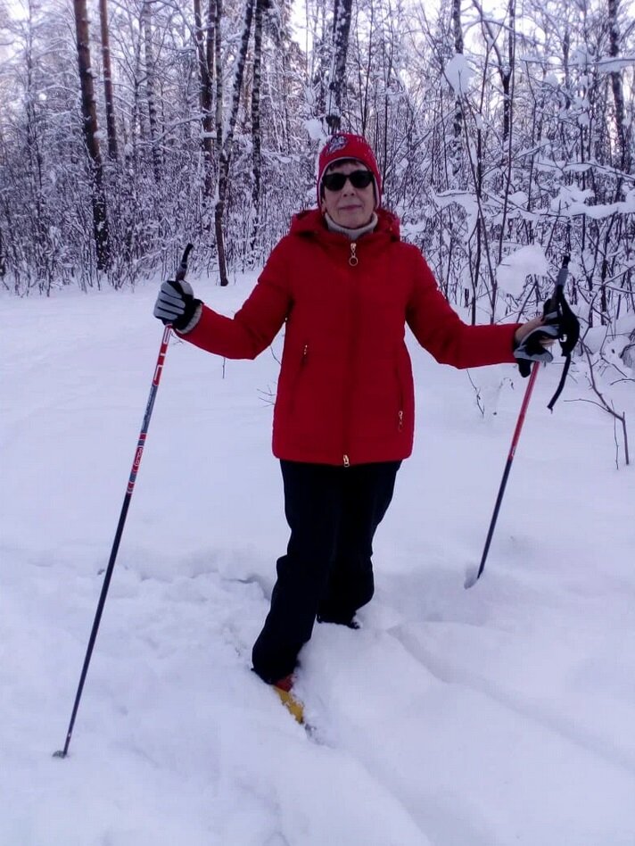 лыжный спорт, катание на горных лыжах, на лыжах в лесу, беговые лыжи, лыжи