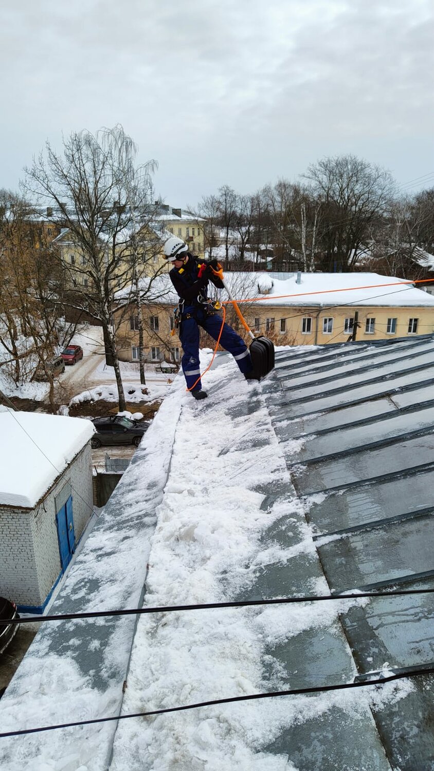 уборка снега с крыш, очистка крыш от снега, снег с крыши, кровля, чистка крыши от снега
