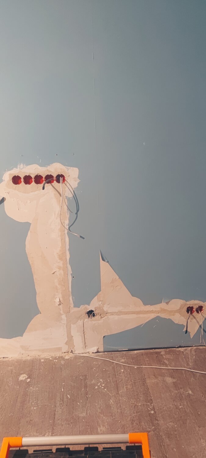 перенос розеток, отверстие в стене, штукатурка стен, штробление стен, шпаклёвка стен