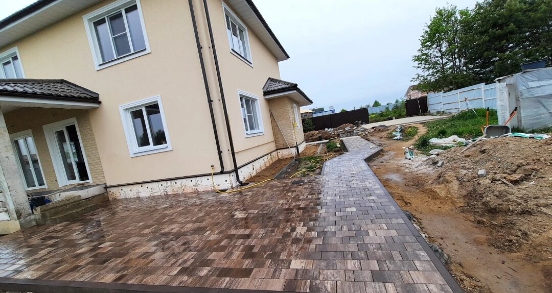 укладка тротуарной плитки, брусчатка вокруг дома, укладка брусчатки, брусчатка в частном доме, брусчатка тротуарная плитка