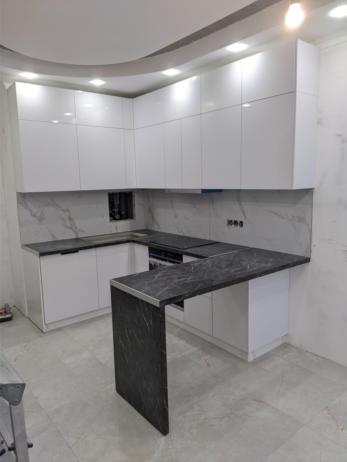 интерьер кухни, кухня с барной стойкой, кухня п образная, кухня, стильная белая кухня