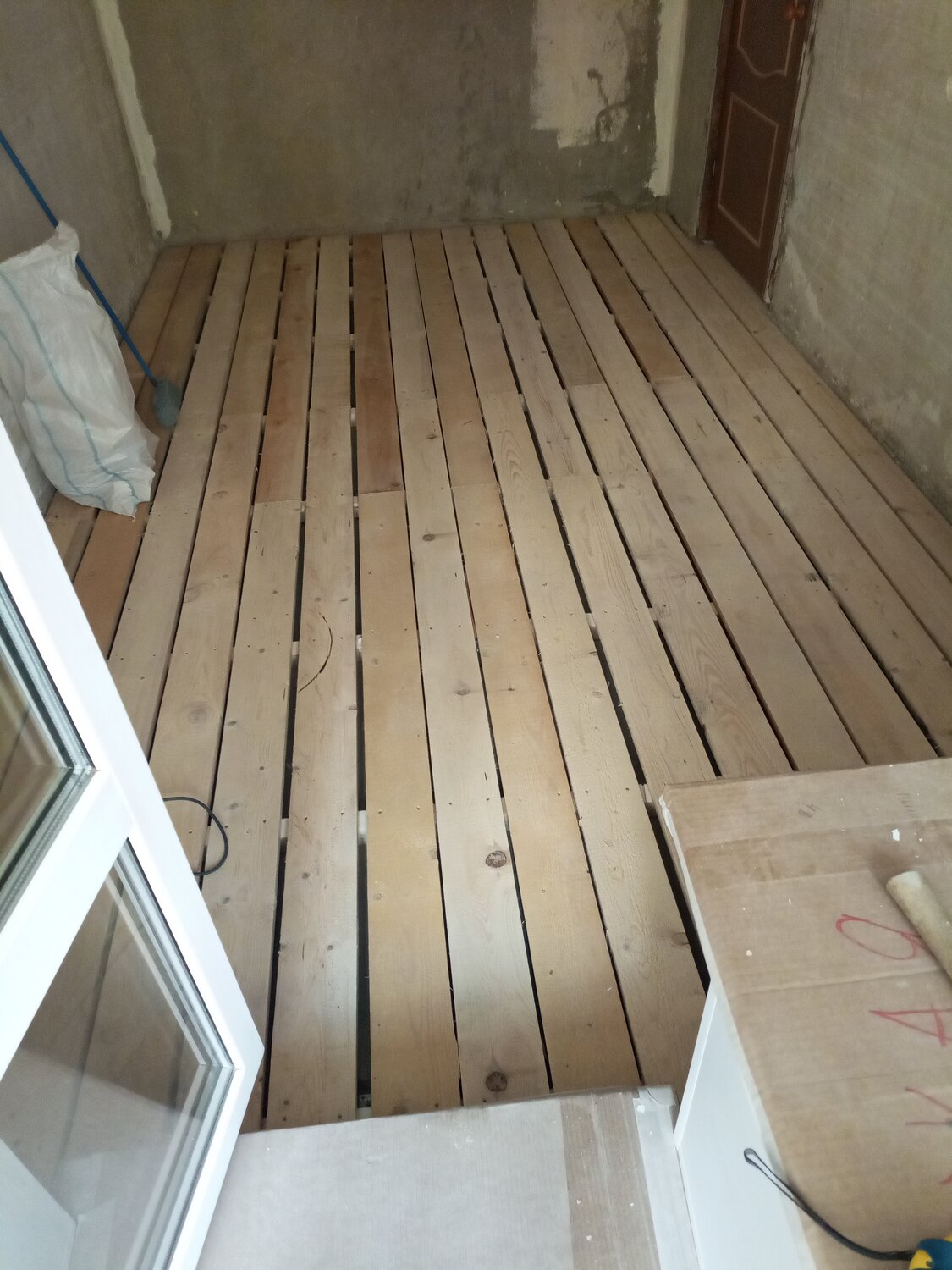 доска пола, деревянный пол в доме, пол из досок, деревянный пол на лагах, деревянный пол