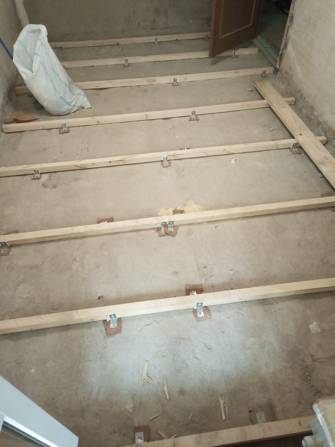 лаги пола, выровнять лаги пола, выравнивание деревянного пола, пол на лагах, деревянный пол на лагах