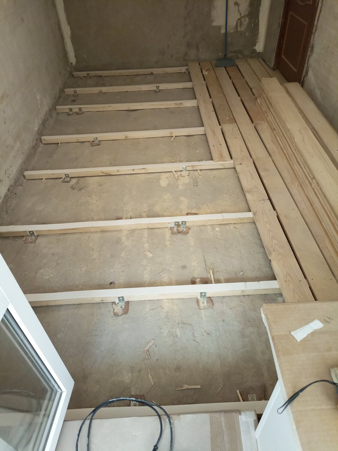 лаги для пола, фанера на лаги, пол на балконе, укладка пола на балконе, лаги на бетонный пол на балконе