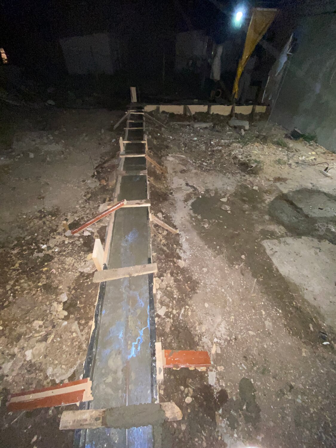 монолитный фундамент под забор, заливка фундамента, фундамент опалубка, залить фундамент, заливка ленточного фундамента