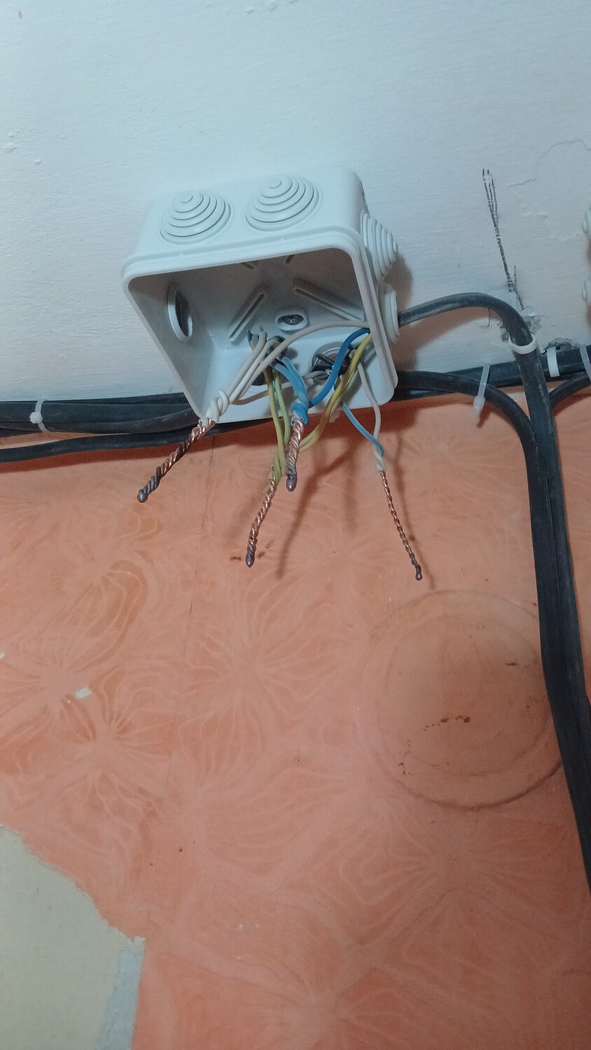 распаячная коробка с розеткой, монтаж электропроводки, замена электропроводки, распределительная коробка для электропроводки в квартире, монтаж проводов