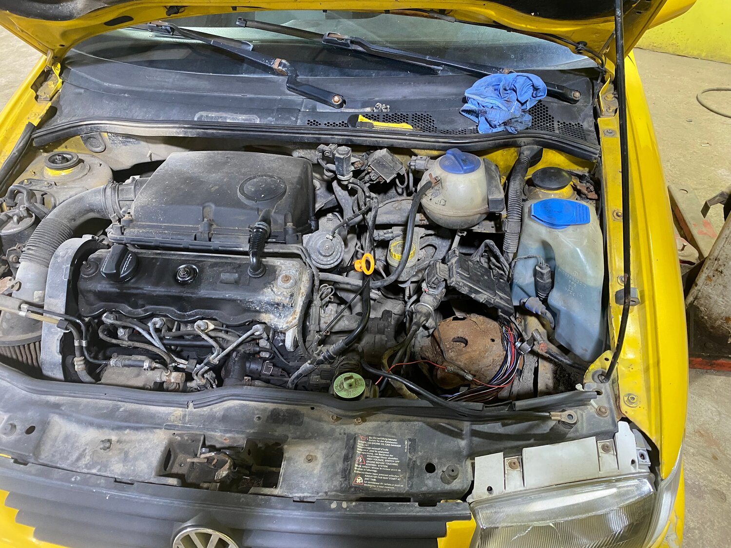 volkswagen polo 1998 под капотом, подкапотное пространство фольксваген гольф 4, volkswagen pointer 1.0 подкапотка, volkswagen golf iii, фольксваген пассат б 3