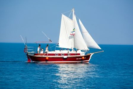 алушта яхта нептун, яхта с красными парусами, парусная яхта regina, парусная яхта арабелла, парусная яхта