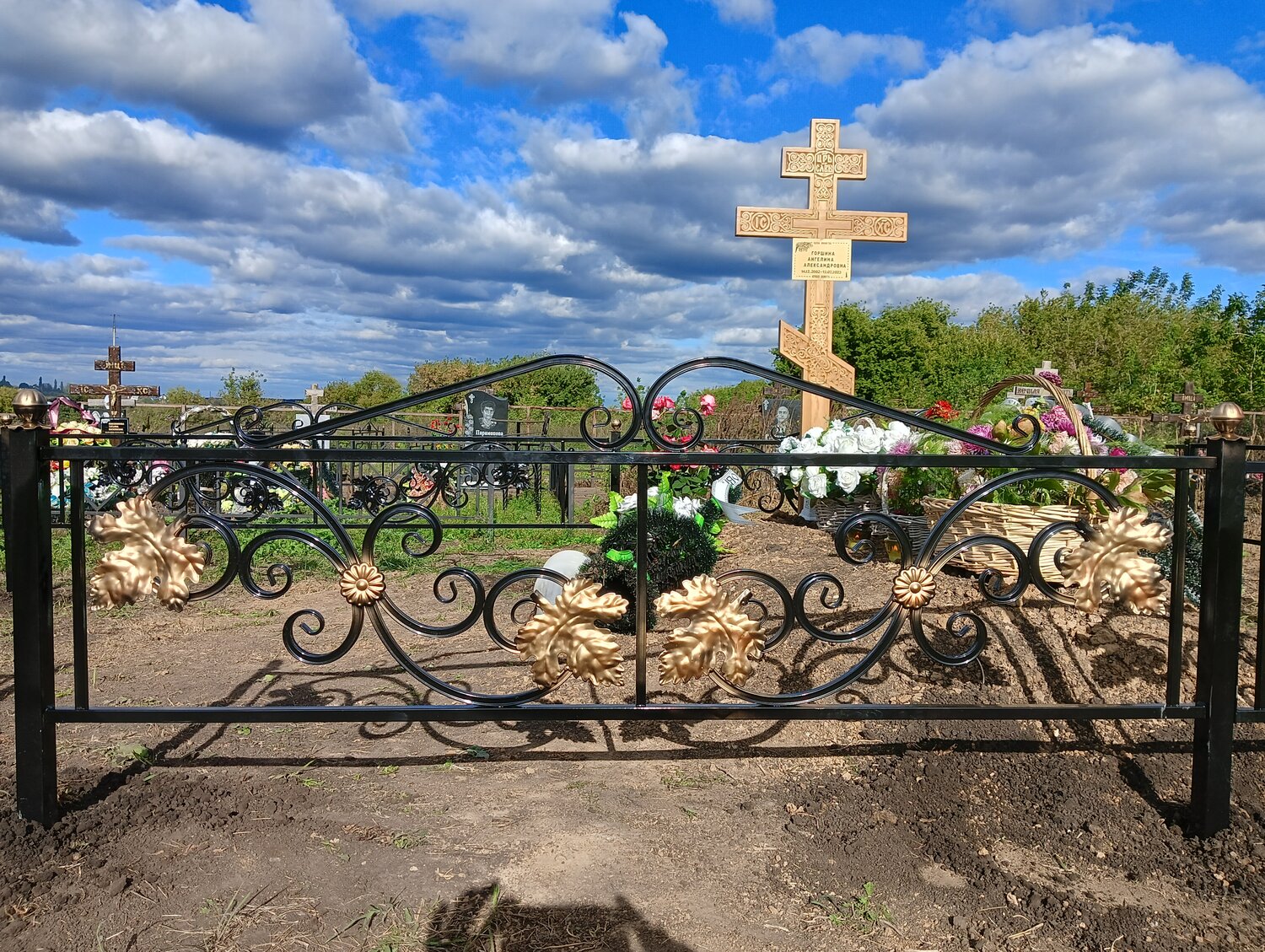 на кладбище, оградка на кладбище, ограда для кладбища, оградка на могилу, кресты на кладбище