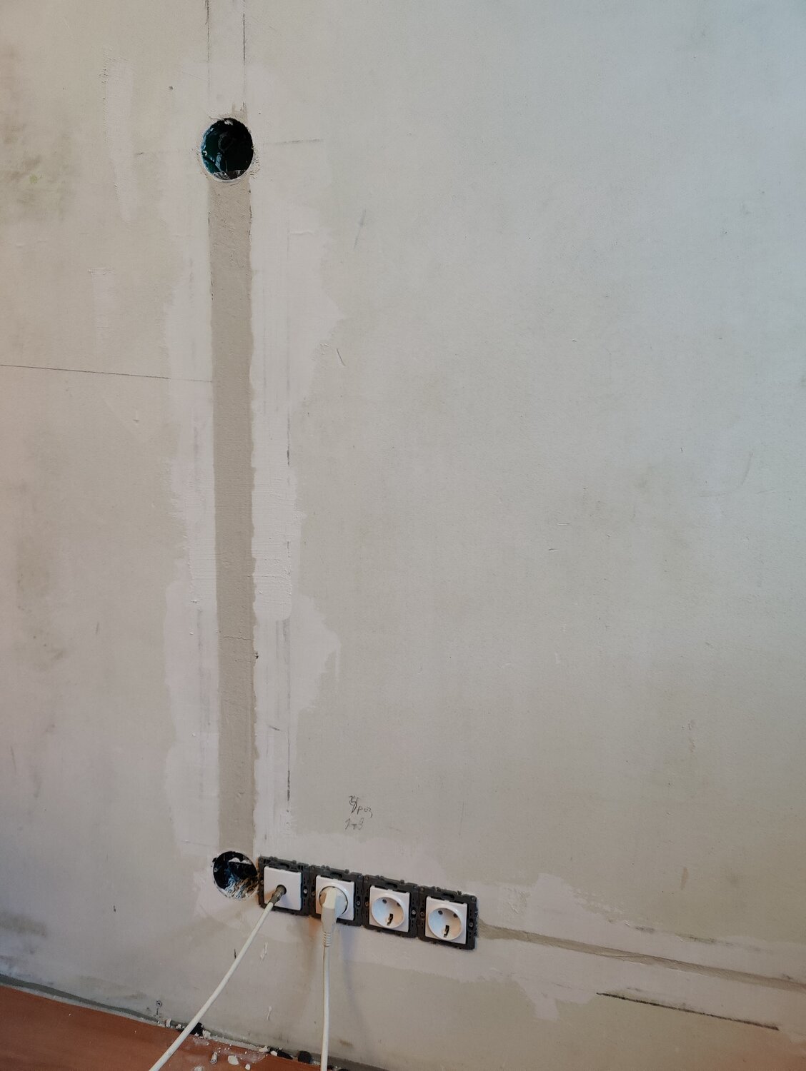 штробление стен под кабель для розеток, штробление блока розеток, перенос розеток, штробление стен под проводку, разводка розеток