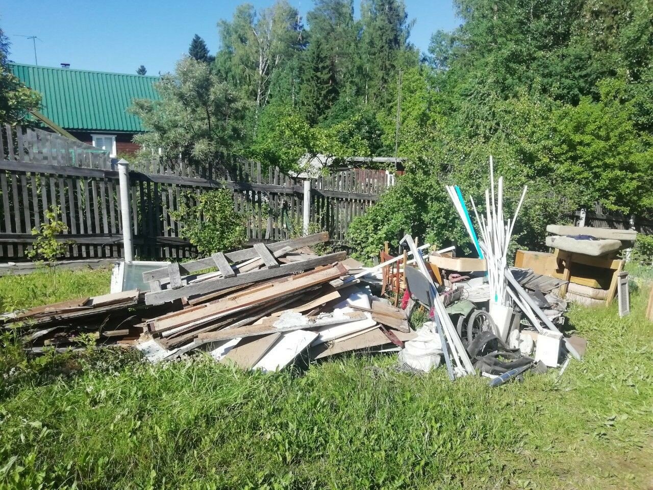 дом на свалке, мусор, сломанный сарай, участок, мусор свалка
