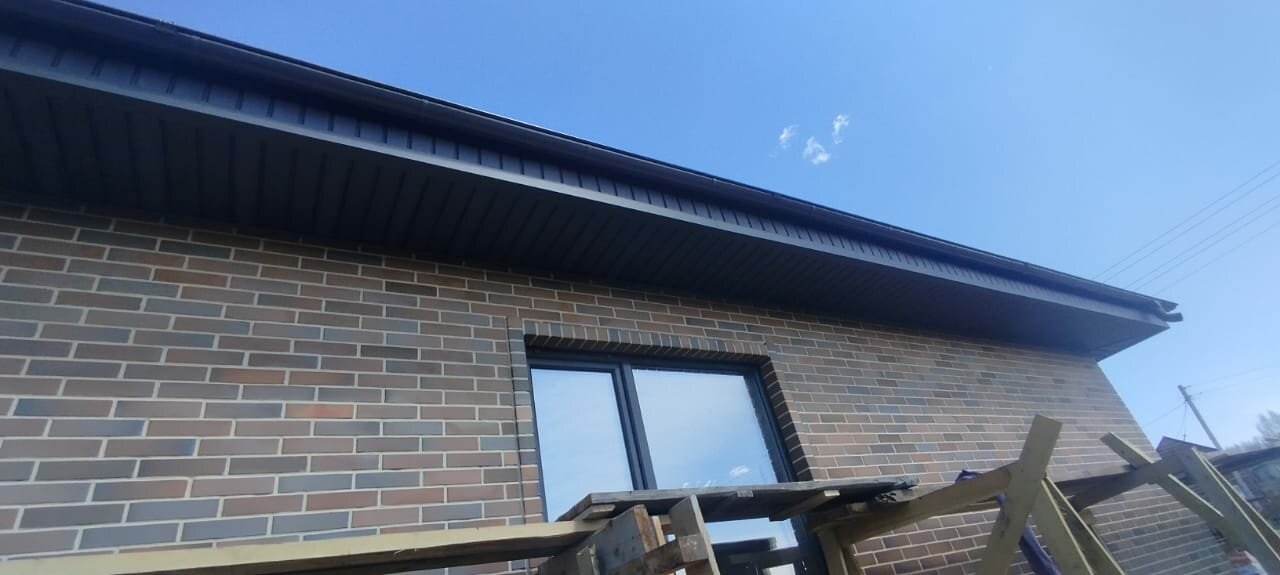 софит подшивка крыши, софит крыши, софит 7024 металлпрофиль, софит металлический, софит для кровли