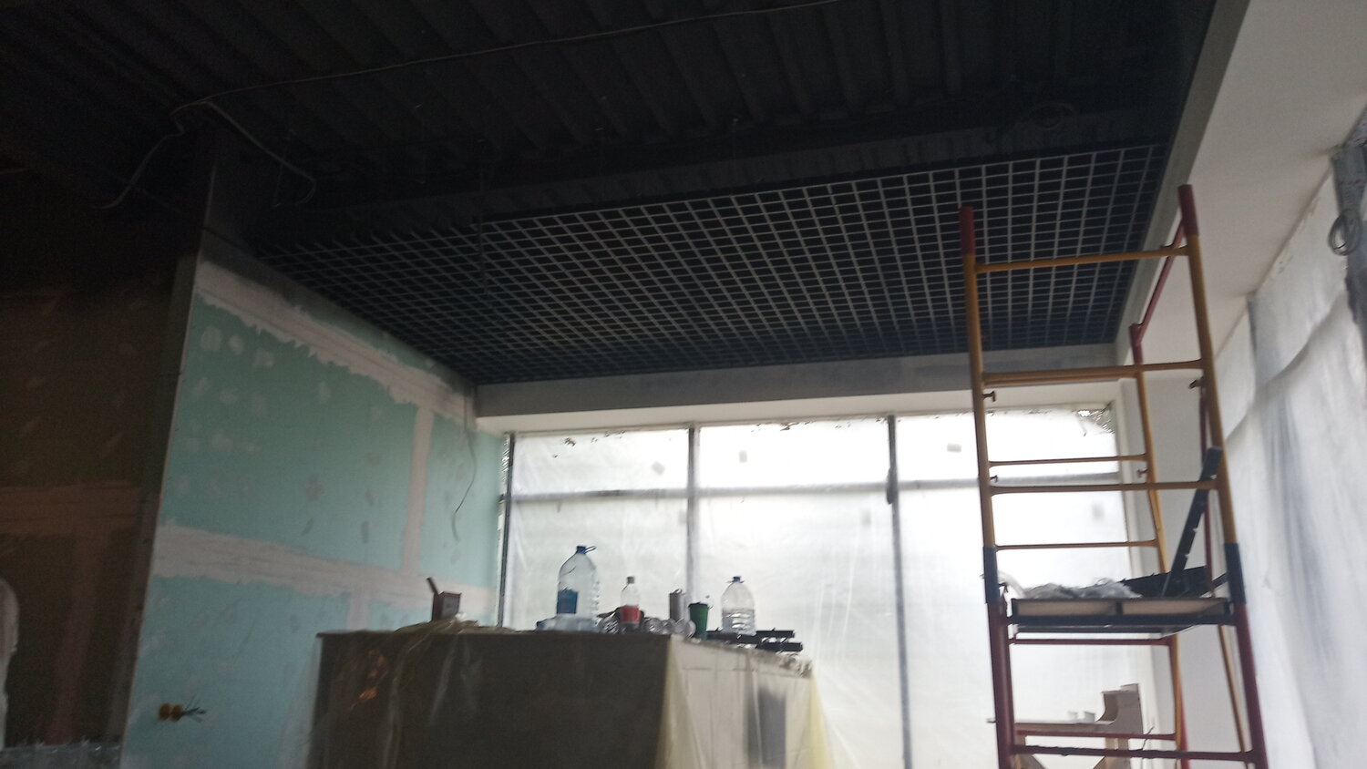 потолок грильято монтаж, потолок грильято лофт офис, потолок армстронг монтаж, монтаж потолка, подвесной потолок грильято