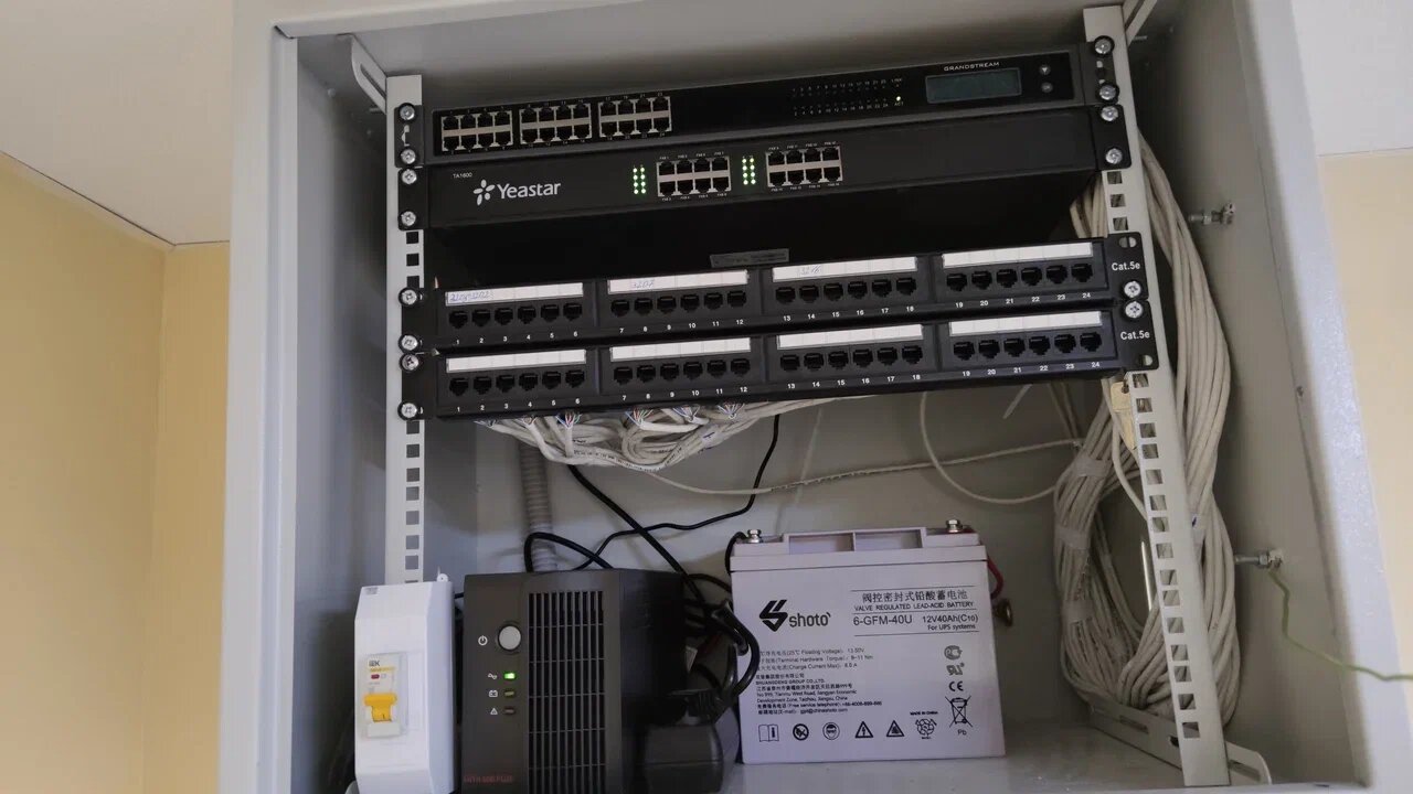 коммутационный шкаф, слаботочные системы, патч панель cisco, телекоммуникационный шкаф, коммутатор и патч панель в стойке