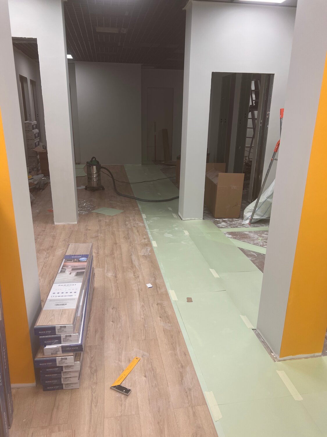 линолеум с заводом на стену, покраска офиса, коммерческие помещения, отделка помещений, ремонт офиса