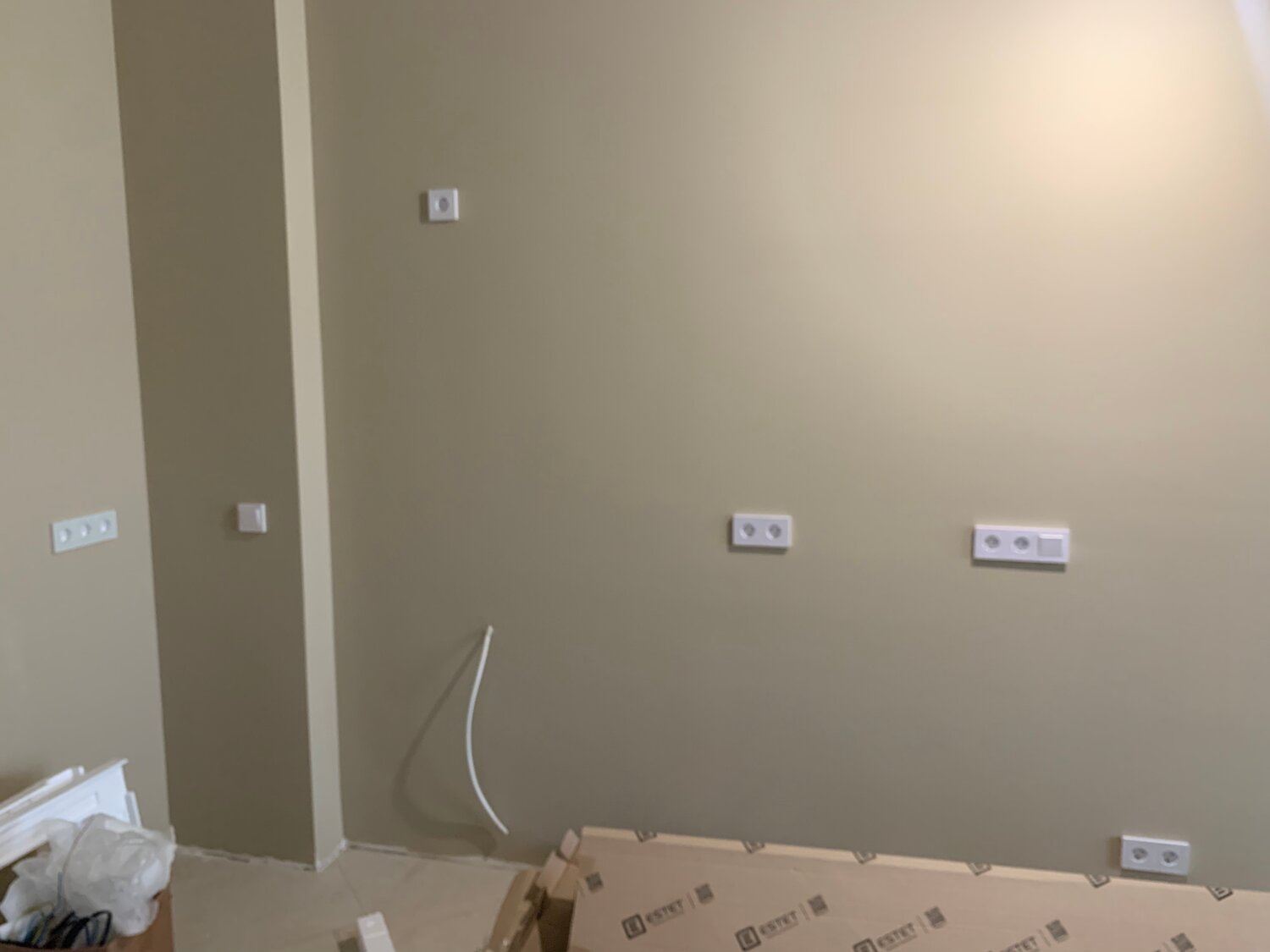 розетки в квартире, краска тиккурила g487, квартир, розетки под телевизор на стене, розетка в стене