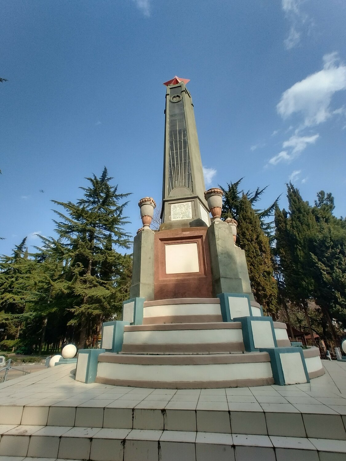 памятник первому правительству республики таврида алушта, памятник партизанам крыма в алуште, памятник, алушта багликов памятник, памятник горькому в алуште