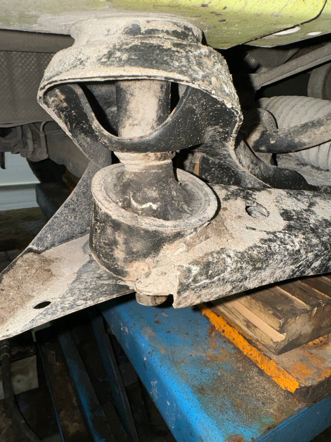 сайлентблок, сайлентблок заднего подрамника пежо 4007, замена сайлентблоков передних рычагов, сайлентблоки переднего рычага, сайлентблок переднего рычага киа спортейдж 2