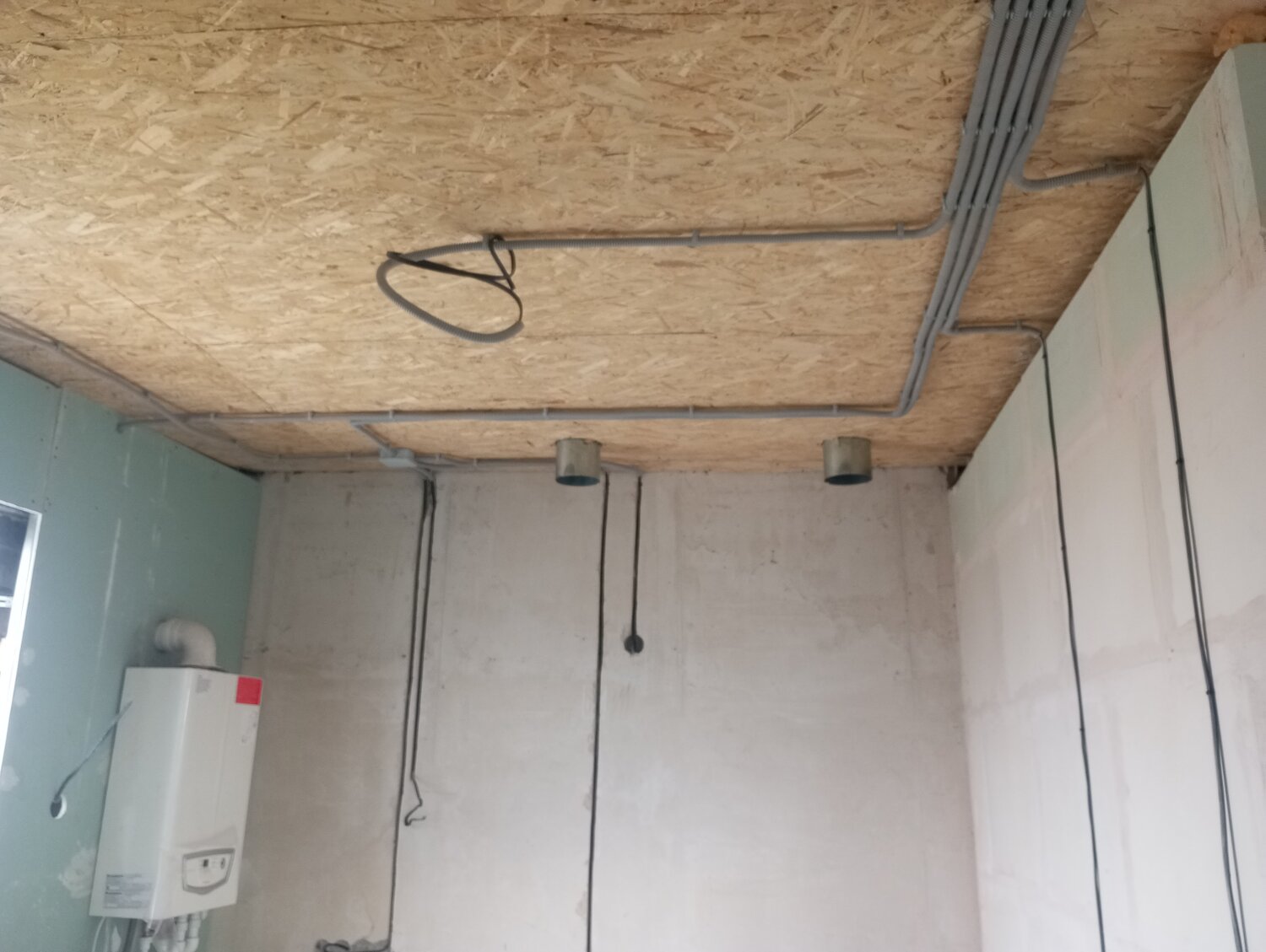 электрика в доме из сип панелей, электропроводка по потолку в частном доме, электрика в сип доме, монтаж электропроводки, проводка в частном доме