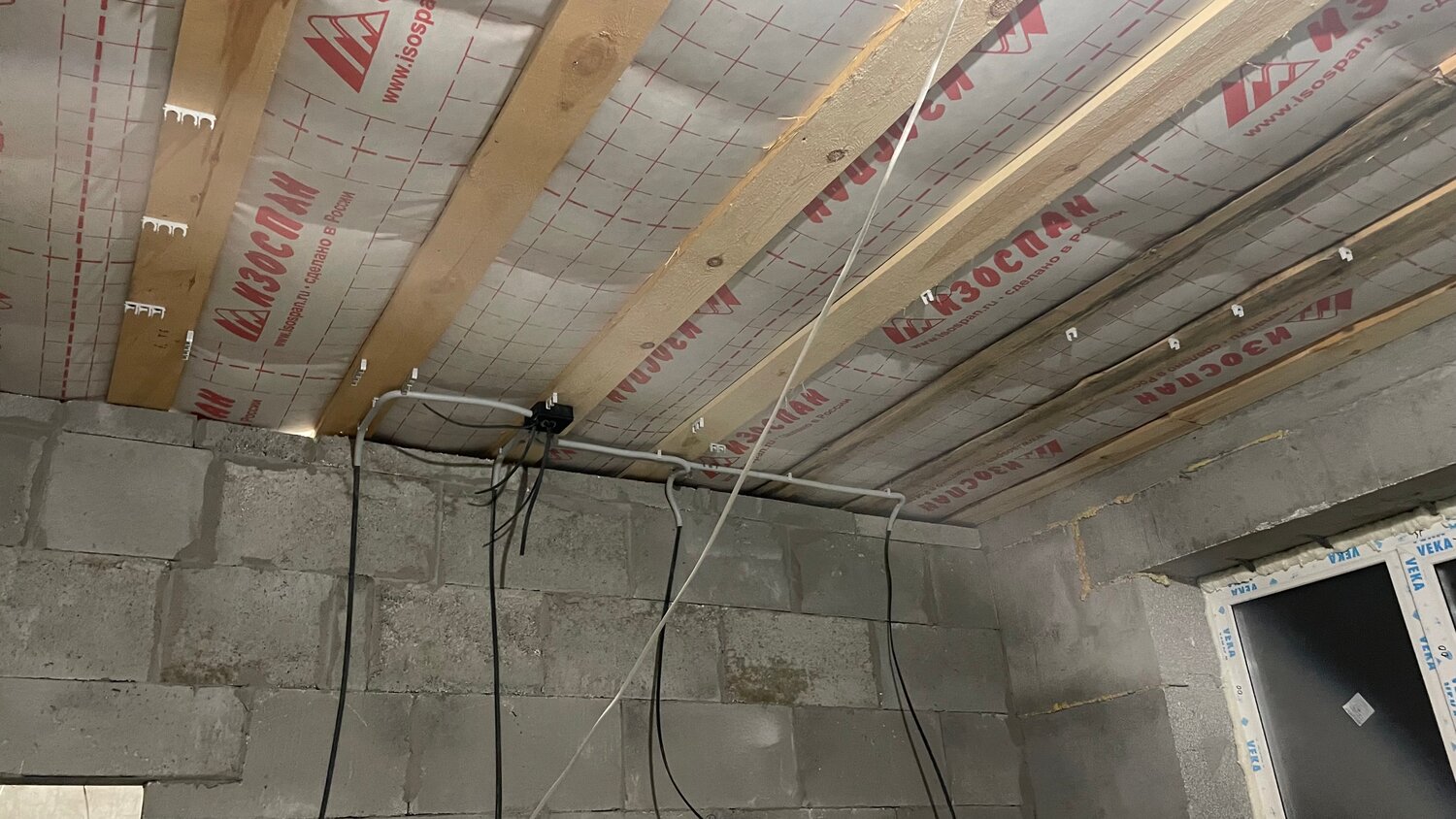 пароизоляция для потолка, электропроводка в частном доме, монтаж электропроводки, электрика в частном доме, проводка в частном доме