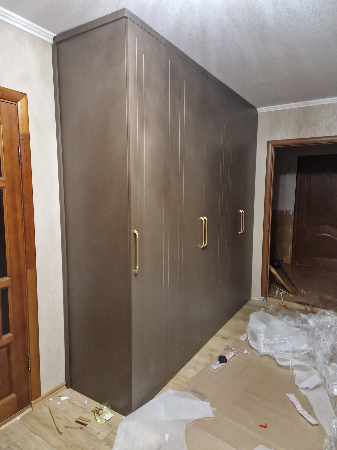 встроенный шкаф с распашными дверцами, шкаф, распашной шкаф, встраиваемые шкафы, шкаф на заказ