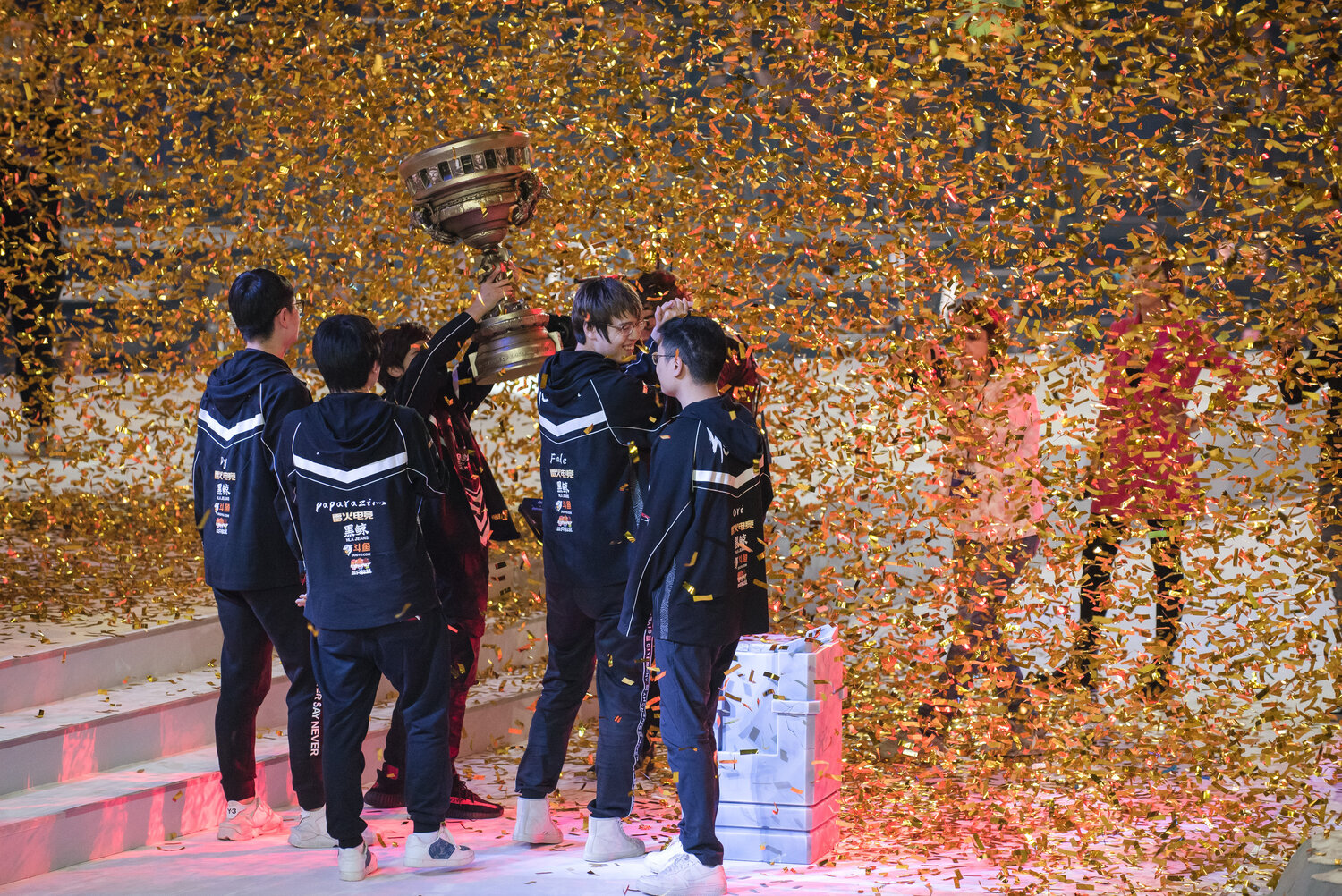 funplus phoenix lol, киберспортсмены с кубком, invictus gaming, 2019 league of legends world championship, lol world championship