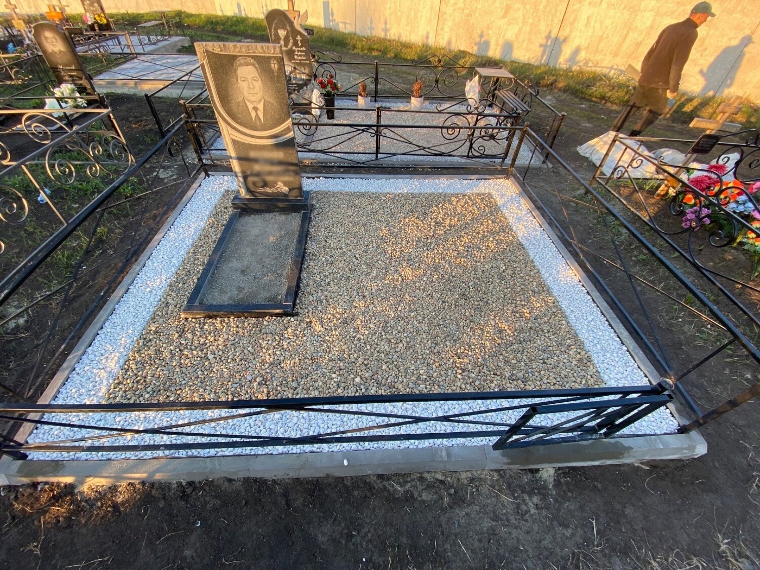 благоустройство мест захоронения, обустройство могилы на кладбище, благоустройство могилы сиян на кладбище, оформление могилы на кладбище плиткой, варианты оформления могил на кладбище