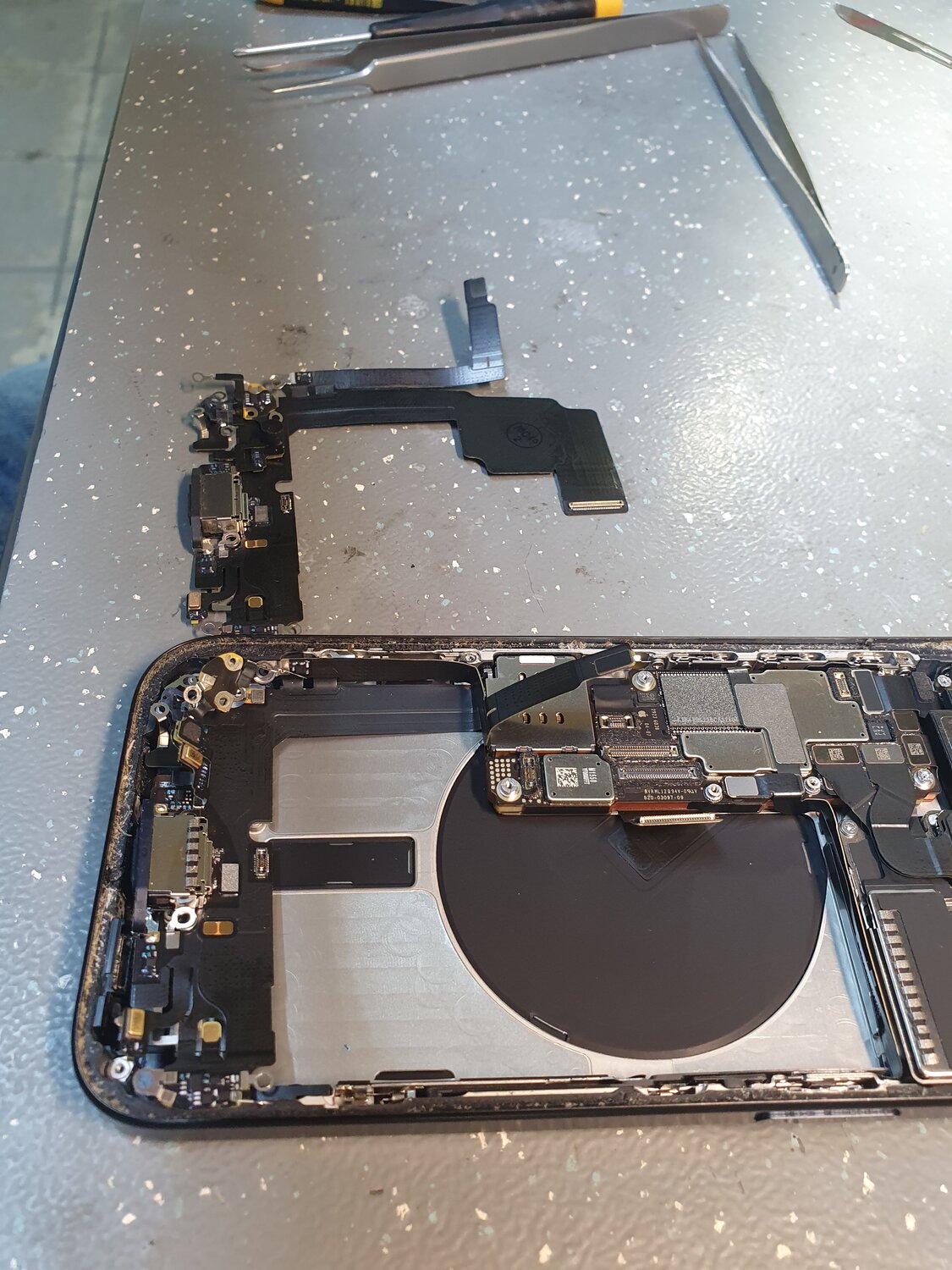 iphone 13 pro ������������, iphone xs teardown, ���������������������� ���������� iphone xs, ���������������������� ����������, ������������ ������������ ����������