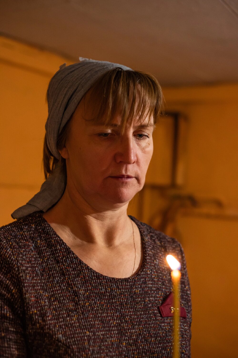 женщина, человек, первое искушение христа (2019), православные, женщина молится в храме