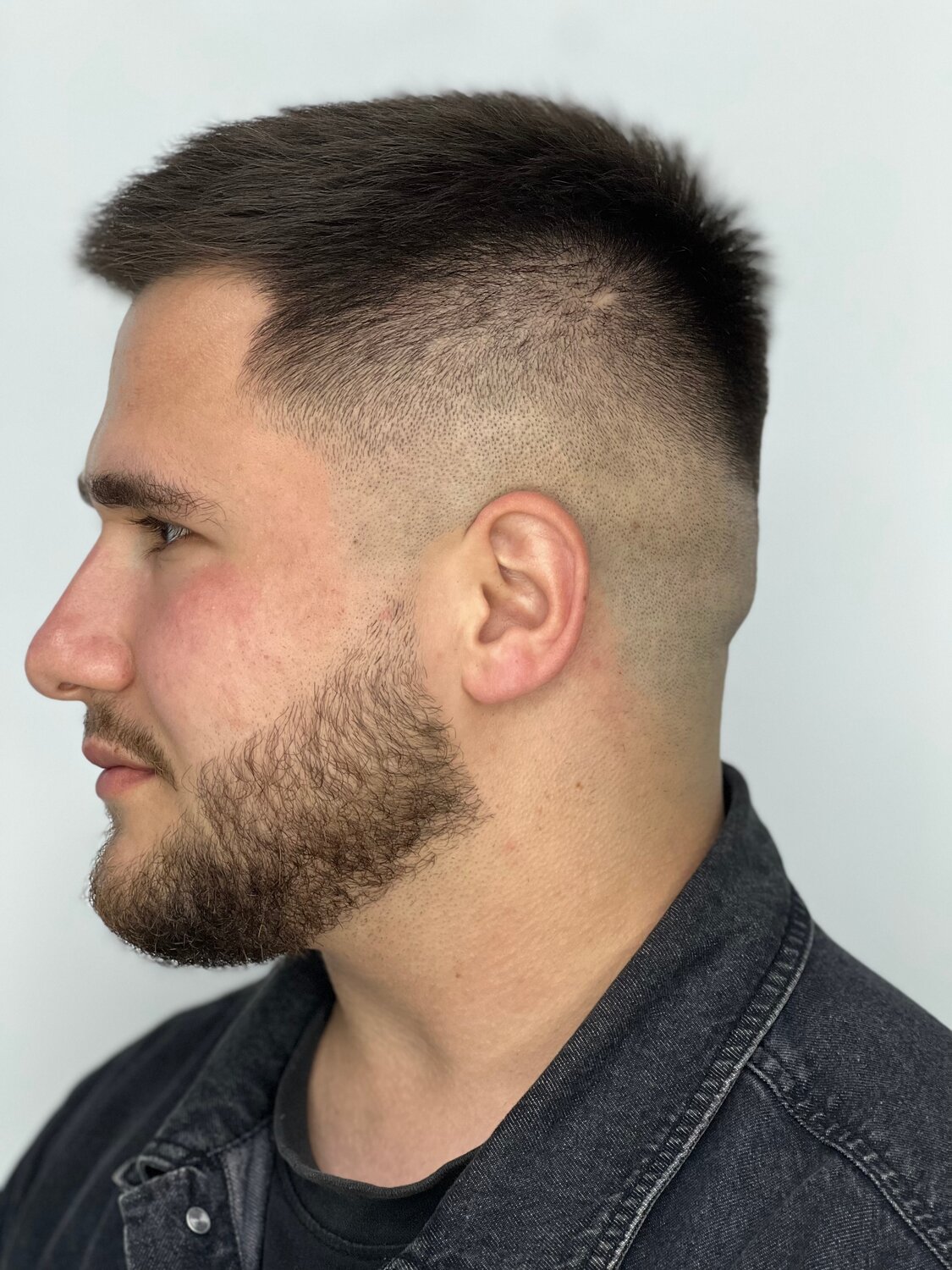 bald fade стрижка, fade стрижка, стрижка полубокс, мужские стрижки короткие с переходом, борода стрижка