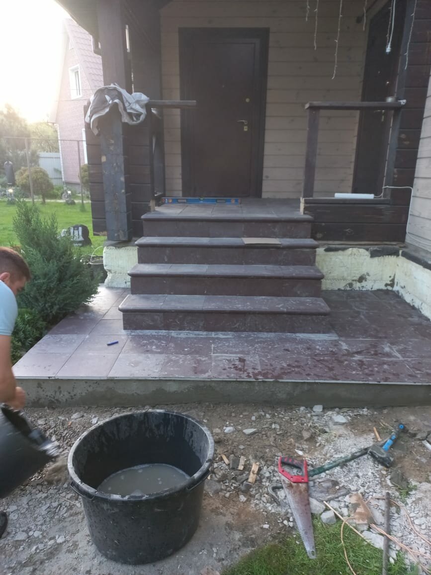 крыльцо в частном доме, ступени для крыльца, крыльцо для частного, плитка возле крыльца, крыльцо из плитки