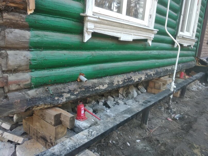 ремонт фундамента деревянного дома, ремонт фундамента избы, поднять фундамент деревянного дома, старый деревянный дом с новым фундаментом, фундамент деревянного дома