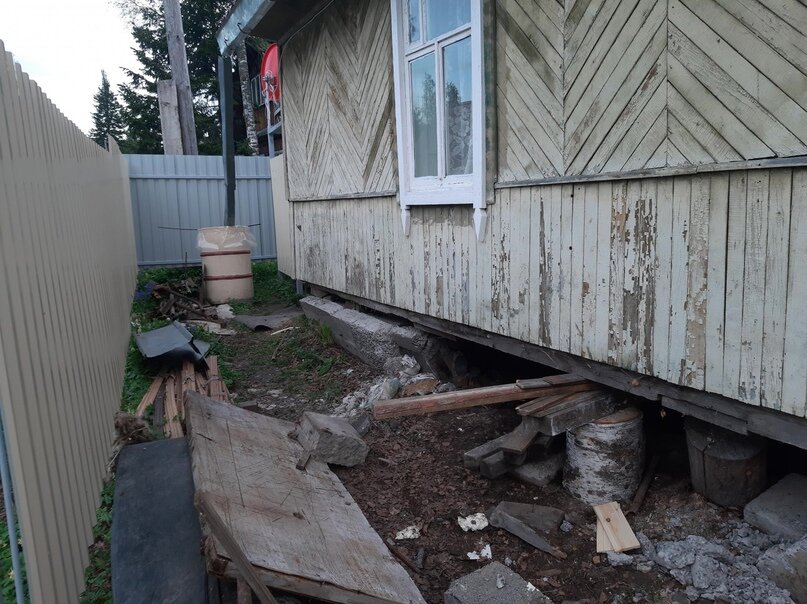 поднятие дома, сваи вокруг старого фундамента, подъем дома, фундамент деревянного дома