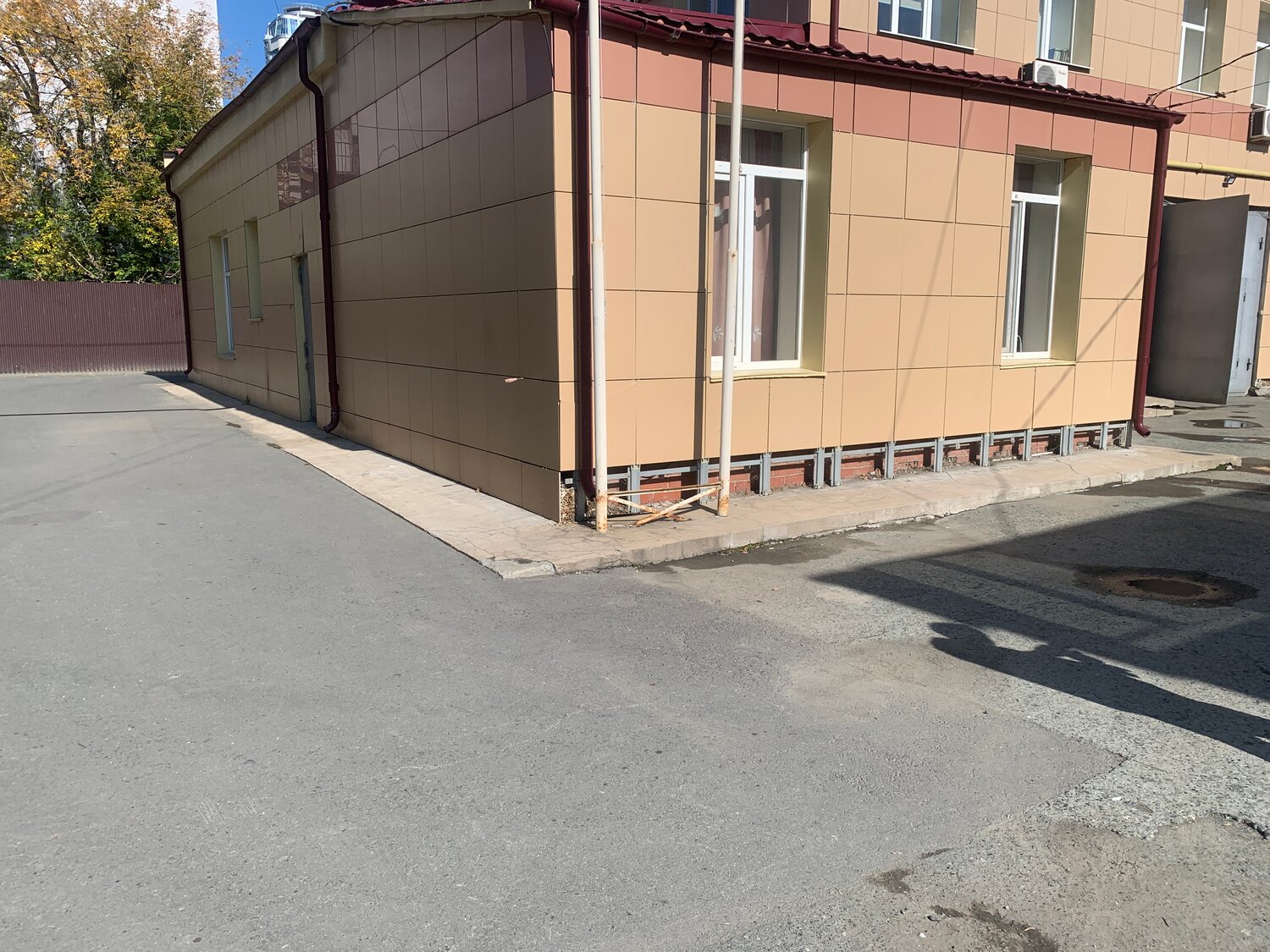 вентилируемый фасад керамогранит, вентилируемый фасад, административное здание, фасадные работы, здание