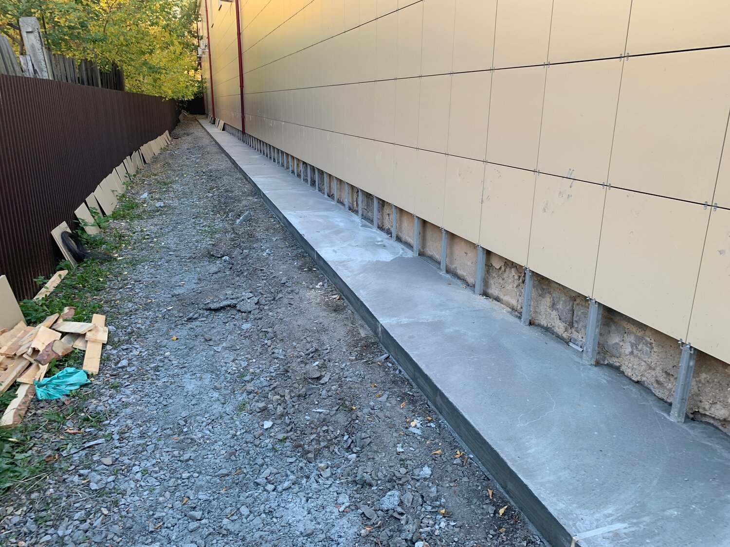 отмостка дома, отмостка, бетонная отмостка, отмостка из бетона, отделка цоколя фундамента профлистом