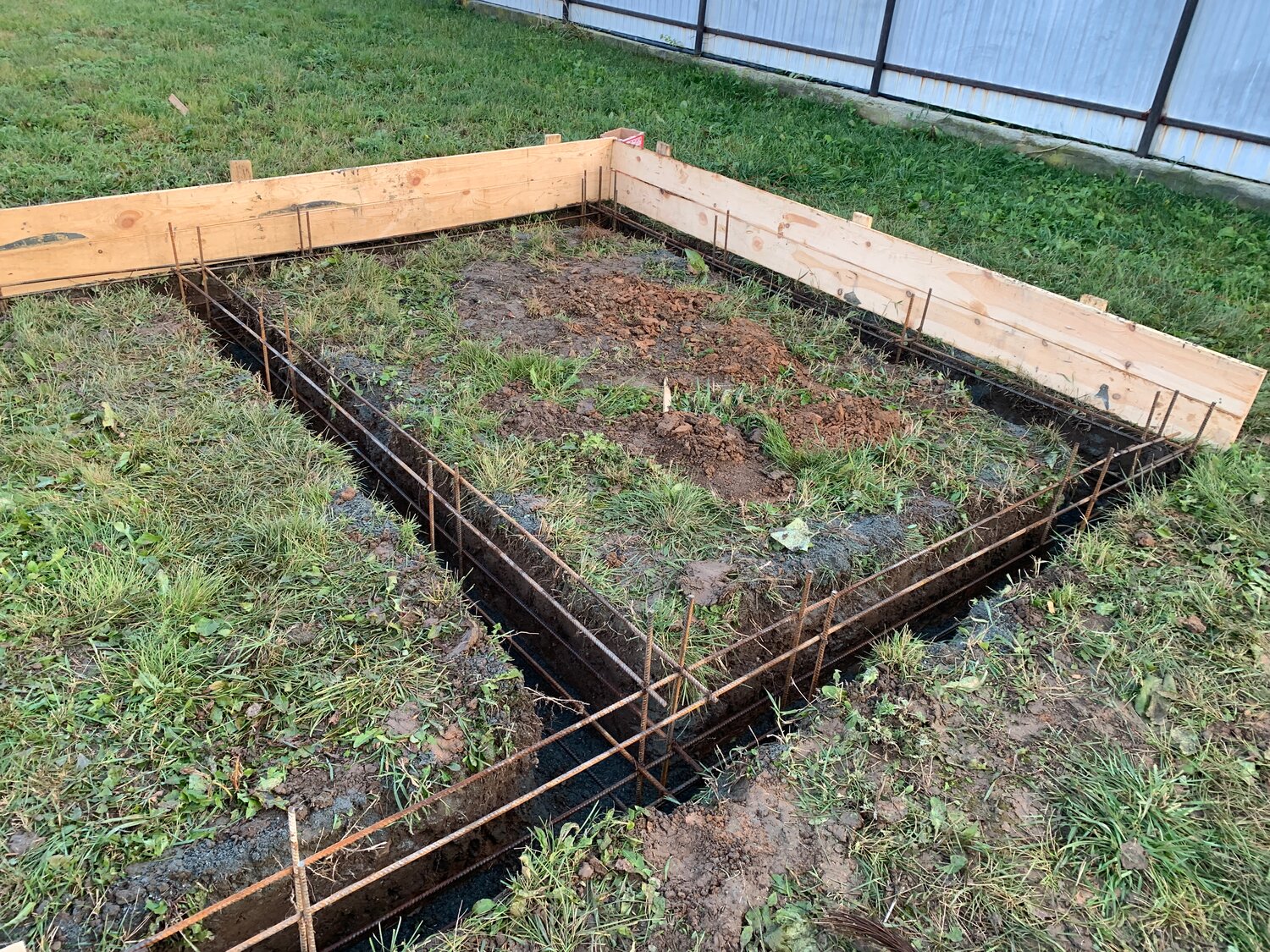 ленточный фундамент для сарая, фундамент теплицы, фундамент под теплицу, ленточный фундамент для бани, фундамент без опалубки