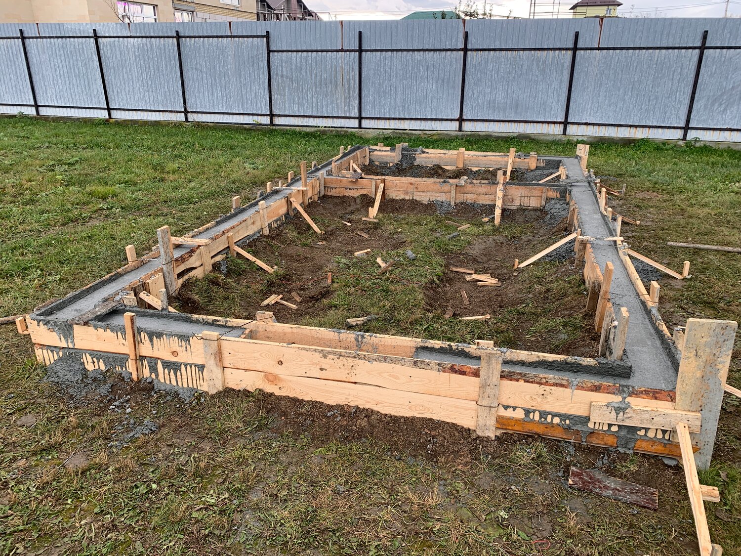 фундамент, опалубка под фундамент, ленточный фундамент для бани, ленточный фундамент для дома, опалубка для грядок