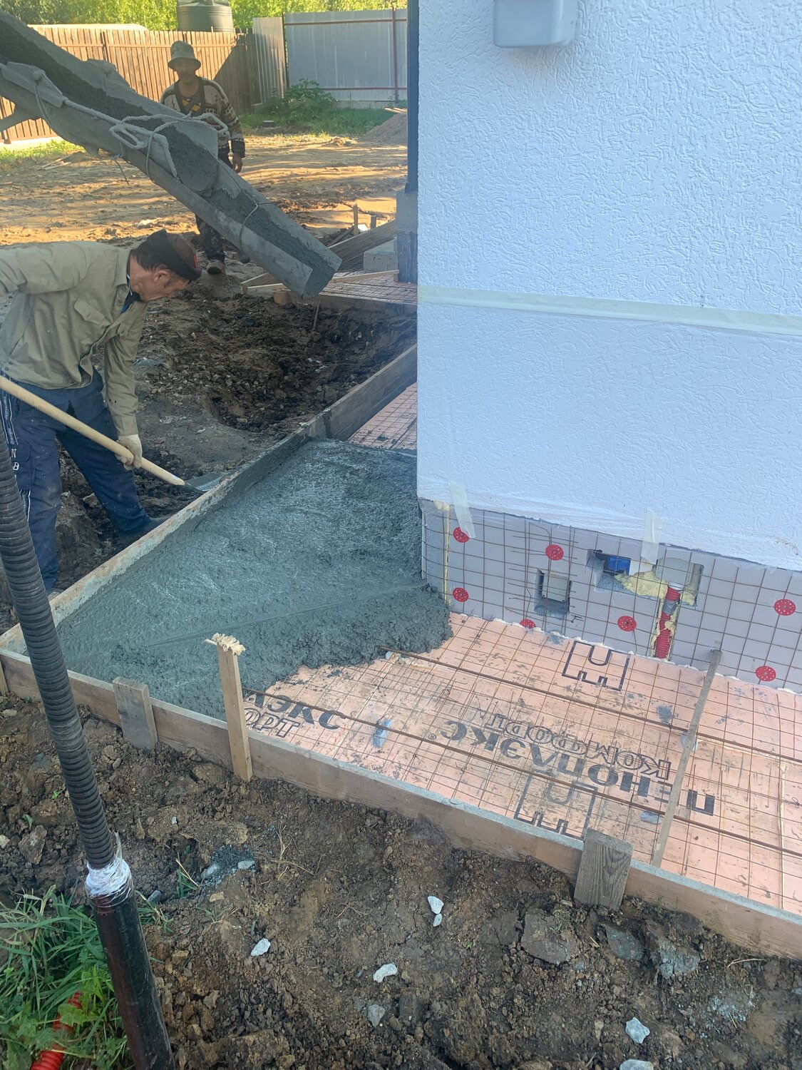 отмостка, отмостка вокруг дома своими руками из бетона, отмостка дома, отмостка из бетона, бетон для отмостки