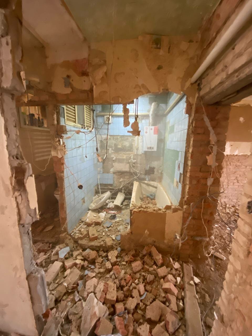 разрушенный дом, дом ремонт, разрушенное здание, взрыв в доме, квартира