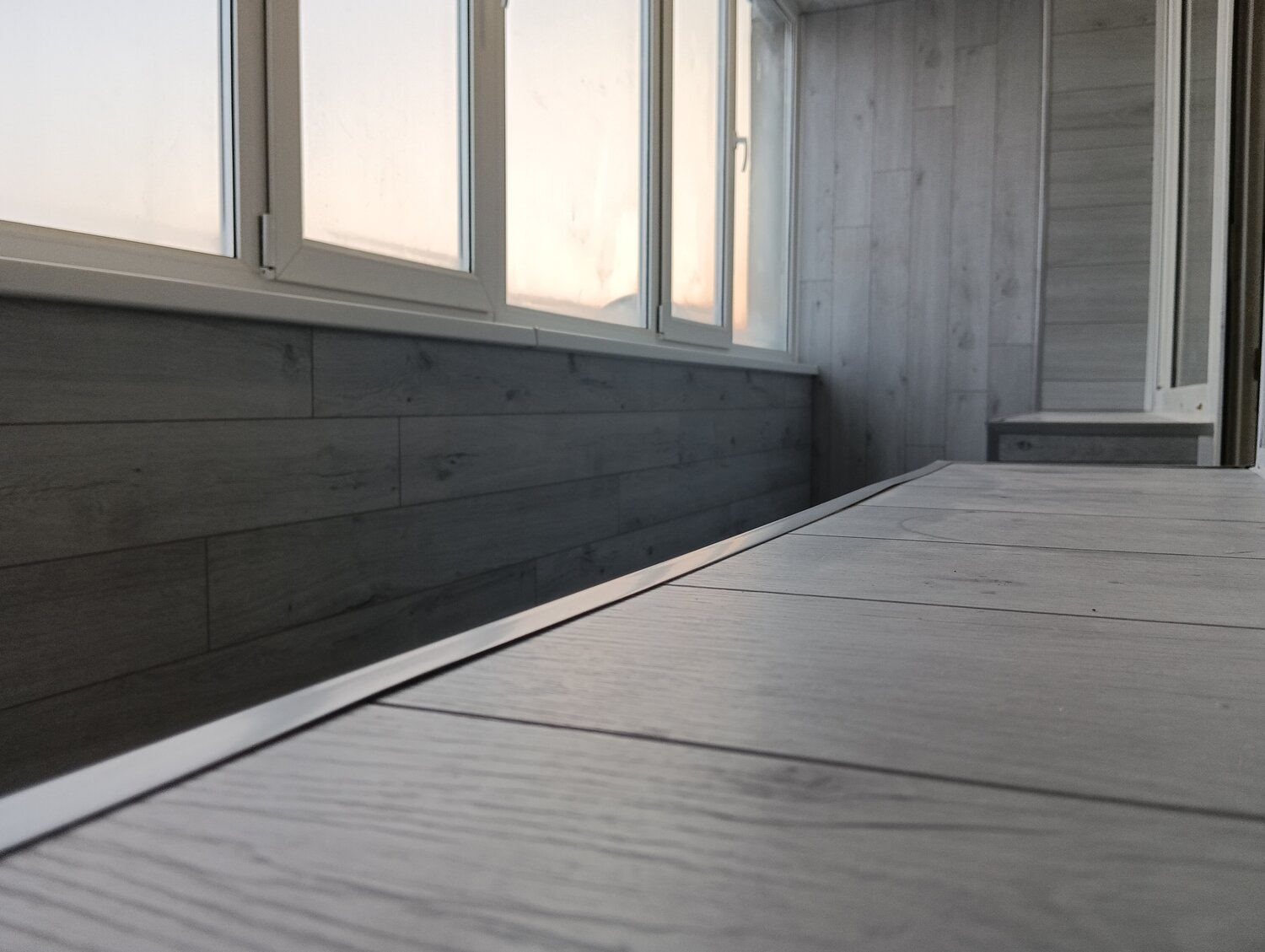 отделка балкона ламинатом, отделка стен балкона ламинатом, обшивка балкона ламинатом, монтаж террасной доски, отделка лоджии ламинатом