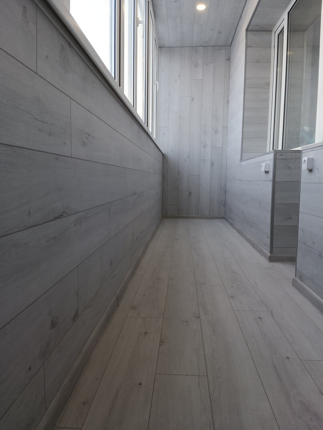 отделка балкона ламинатом, балкон отделка, отделка лоджии ламинатом, отделка стен балкона ламинатом, лоджия отделка