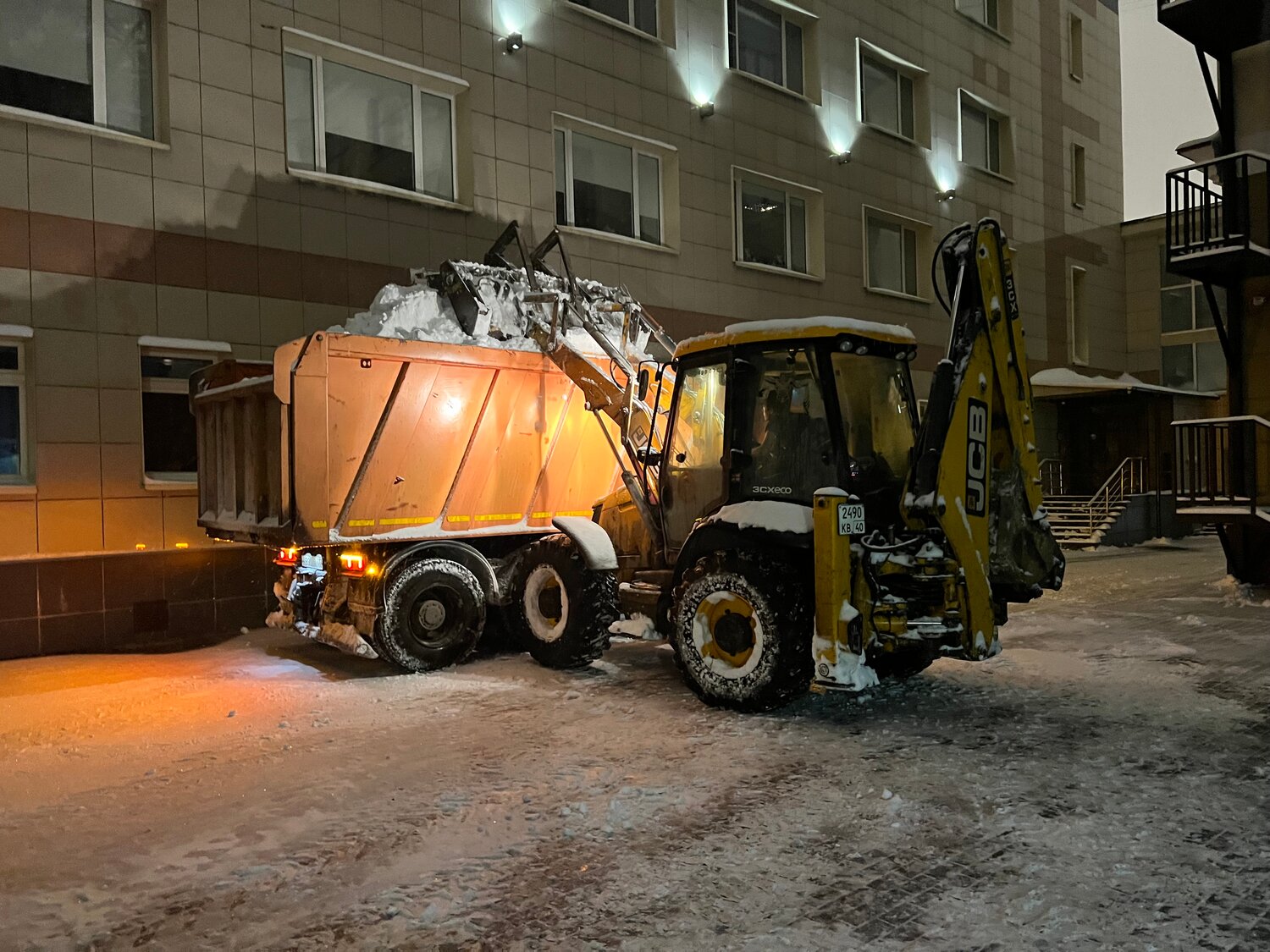 вывоз снега, погрузчик jcb грузит снег, уборка снега, вывоз снега с погрузкой и утилизацией (от 160 куб.м.), техника