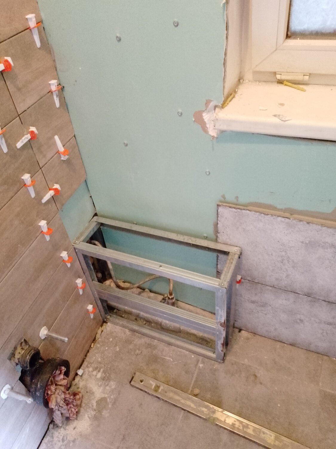 короб для труб в ванной из гипсокартона, короб в ванной из гипсокартона, монтаж скрытого люка под плитку в гипсокартон, короб из гипсокартона для труб, монтаж люка под плитку в гипсокартон