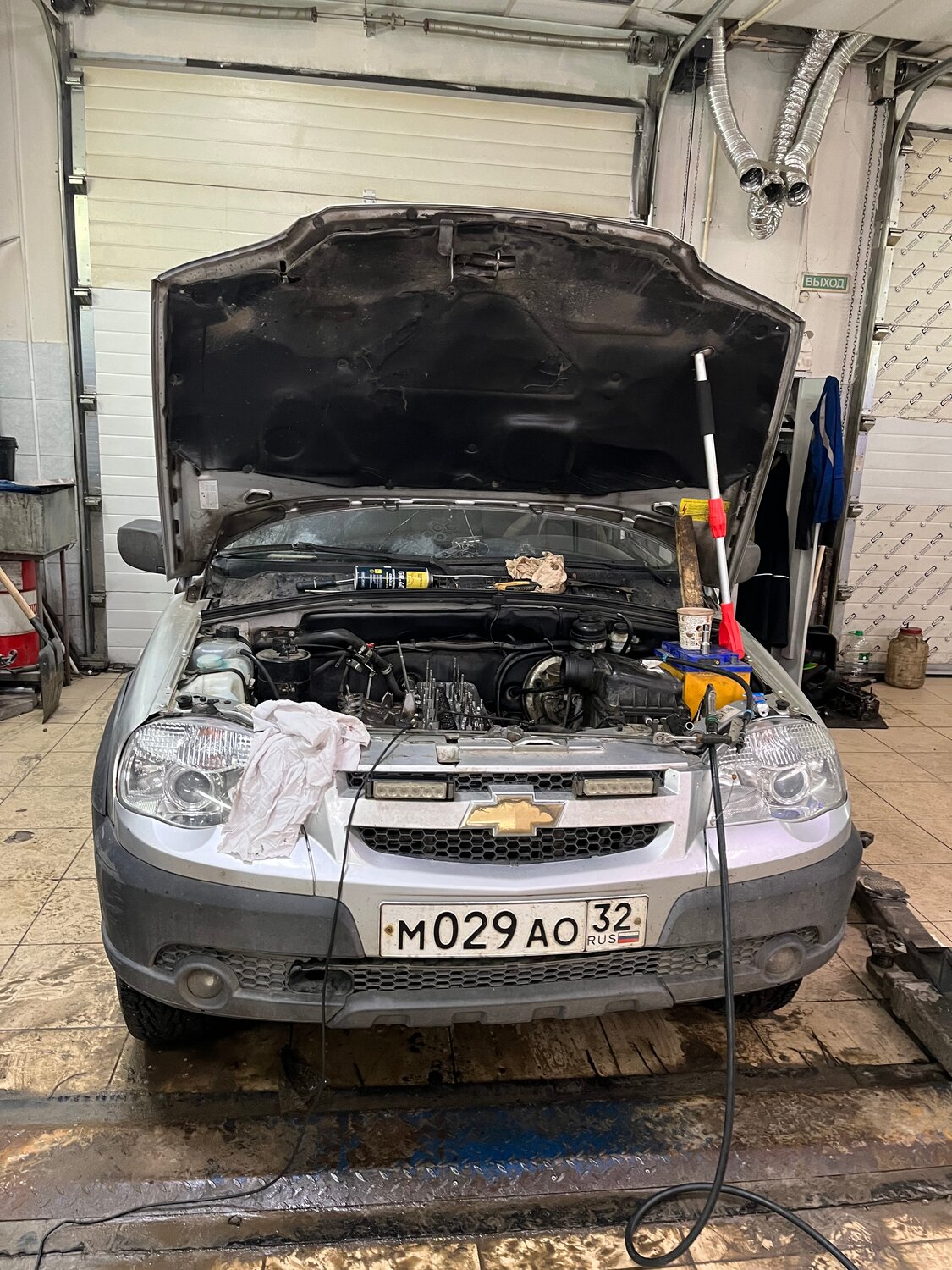 chevrolet niva, подкапотное пространство шевроле нива, шевроле нива под капотом, газовое оборудование на ниву шевроле, двигатель нива шевроле