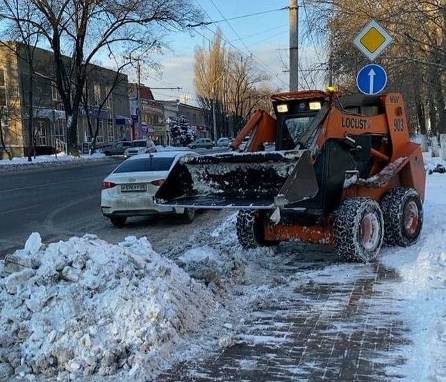 техника для уборки снега, уборка снега, снег во дворе, трактор bobcat для уборки снега, мини погрузчик мустанг